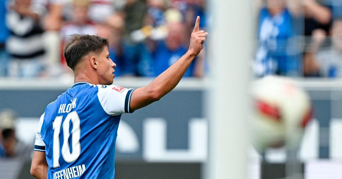 Hložek je zpět, dvěma góly zničil Stuttgart. Schick umlčel Augsburg geniální patičkou