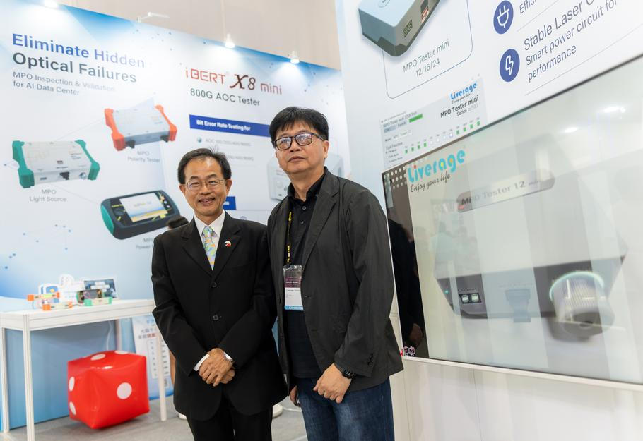 Zleva: Sommer Kao a Simon Kao na tchajwanském technologickém veletrhu Computex 2026