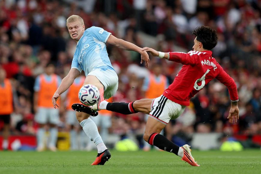 Emotivní červená i sporný gól. Oslabené City díky Haalandovi vyloupilo Old Trafford