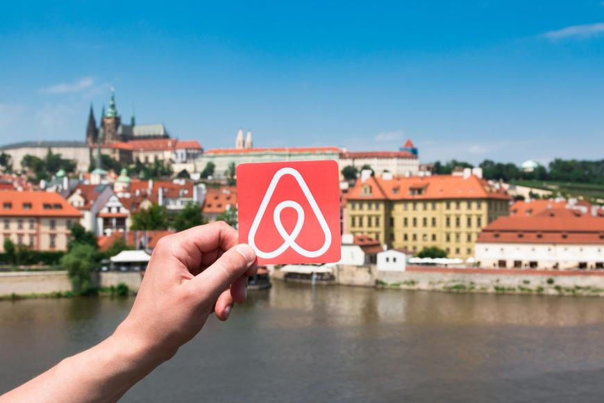 Dostupnost bydlení padá, EU nabízí bič na Airbnb. Města ale musí splnit klíčovou podmínku