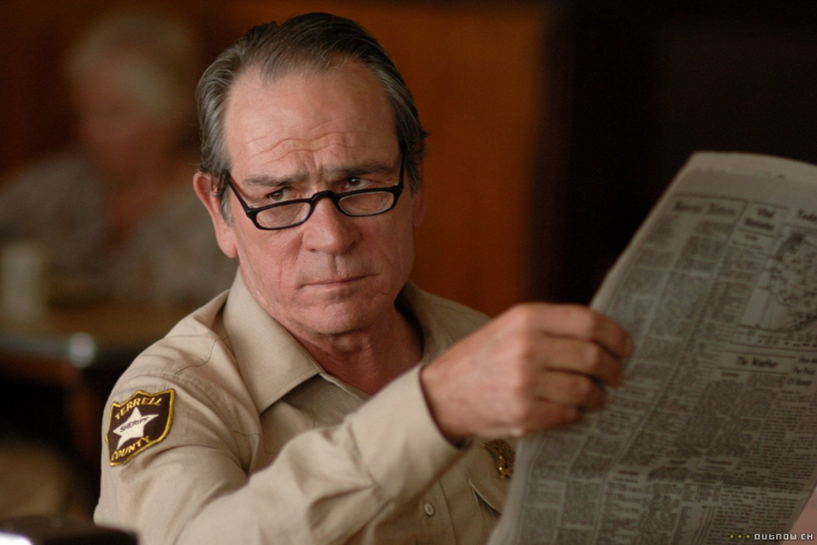 Jako stárnoucí a unavený texaský strážce zákona ve filmu Tahle země není pro starý (2007) Tommy Lee Jones vyšetřuje brutální zločiny a snaží se pochopit měnící se svět plný násilí.