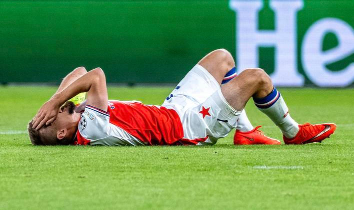 Fotbal Liga mistrů Slavia Praha - Lens 2:3. Slávističtí fotbalisté směřovali k vítězství v Lize mistrů, ale nezvládli nastavení