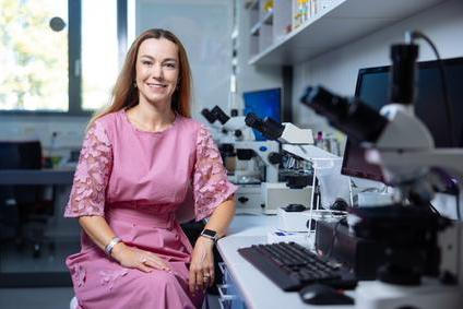 Reprodukční bioložka Kateřina Komrsková říká, že z biologického hlediska je ideální věk pro početí do 25 let. Ale připouští, že dnešní společnost je nastavená úplně jinak.
