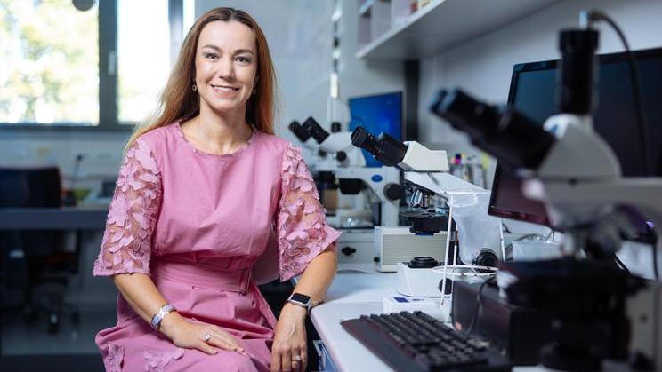 Reprodukční bioložka Kateřina Komrsková říká, že z biologického hlediska je ideální věk pro početí do 25 let. Ale připouští, že dnešní společnost je nastavená úplně jinak.
