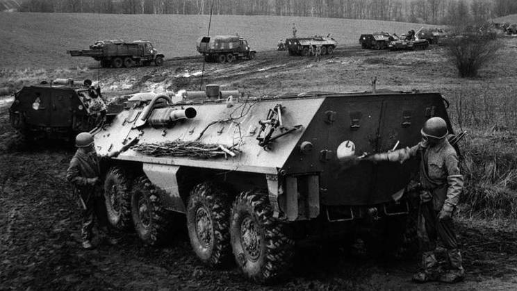 Československá lidová armáda si velkou část Šumavy pod názvem Dobrá Voda uzmula v roce 1952. Často tam prováděla rozsáhlá cvičení se zapojením stovek kusů techniky - včetně transportérů OT-64 (na snímku prochází chemickou očistou).
