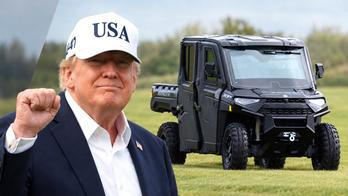 Trumpa na golfu v Irsku doprovázel pancéřovaný Golf Force One