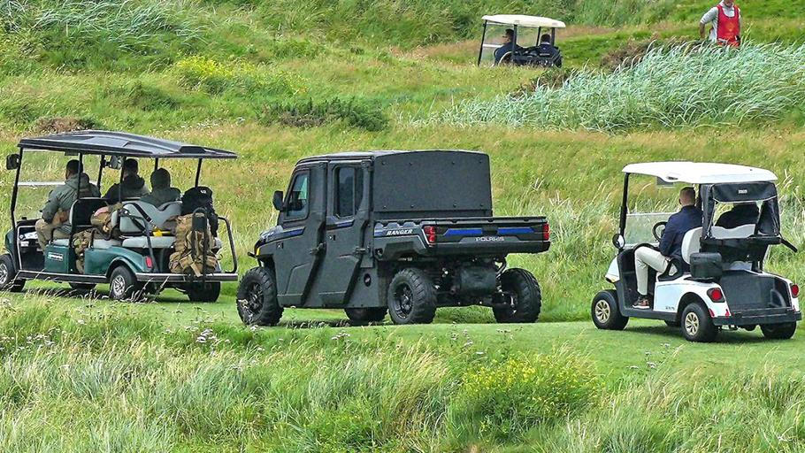 Trumpa na golfu v Irsku doprovázel pancéřovaný Golf Force One
