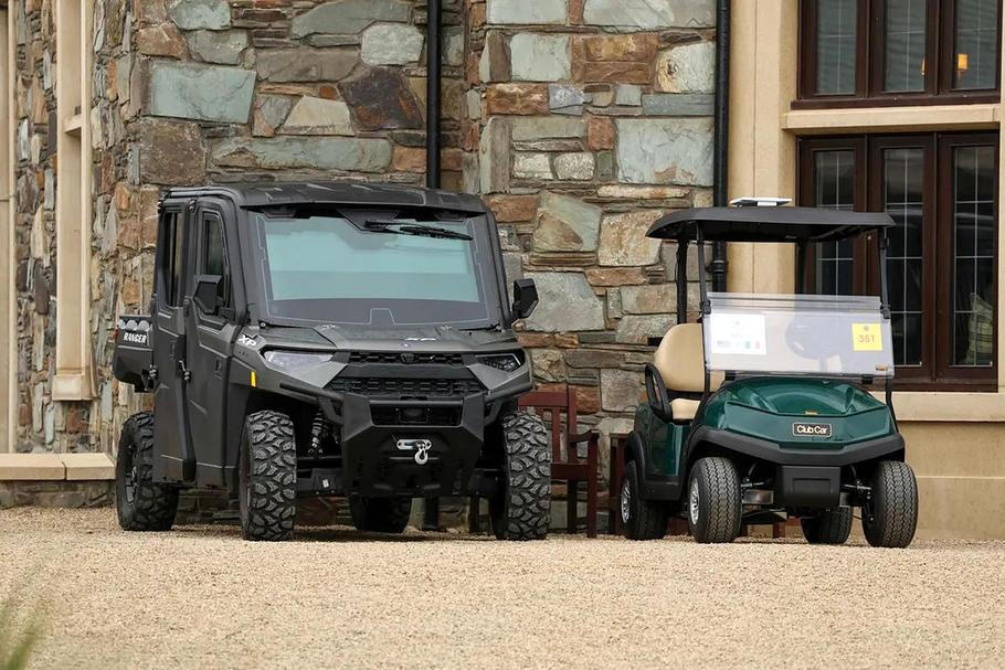 Pancéřovaný Golf Force One
vedle běžného golfového vozíku.