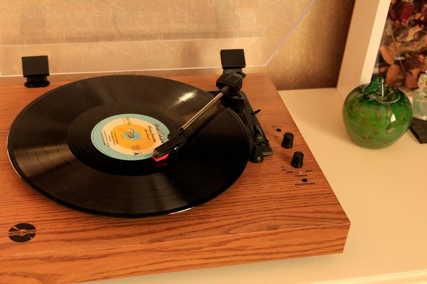 Zmrtvýchvstání fyzických médií? Mladí proti systému bojují vinylem a osobitostí