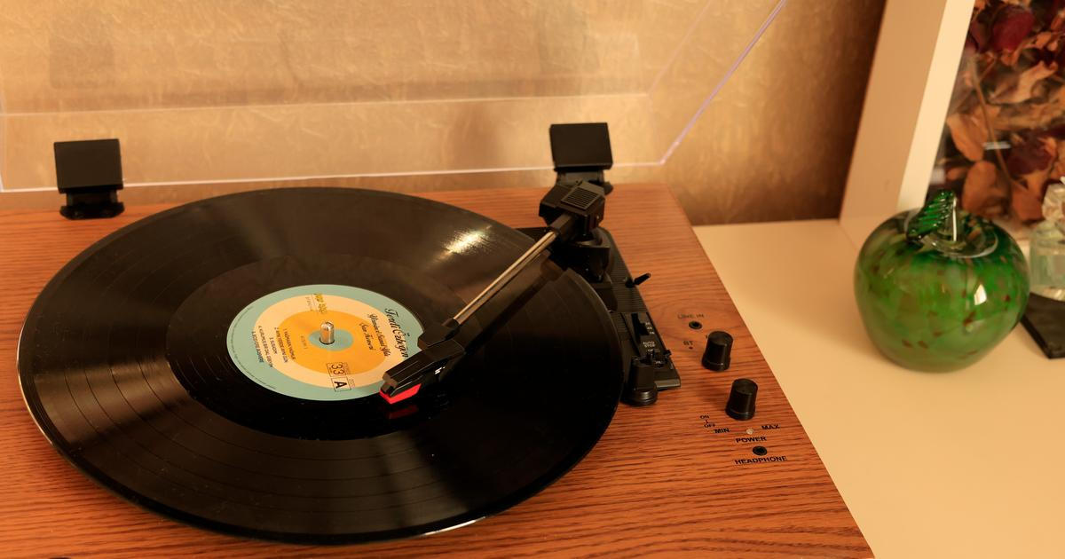 Zmrtvýchvstání fyzických médií? Mladí proti systému bojují vinylem a osobitostí