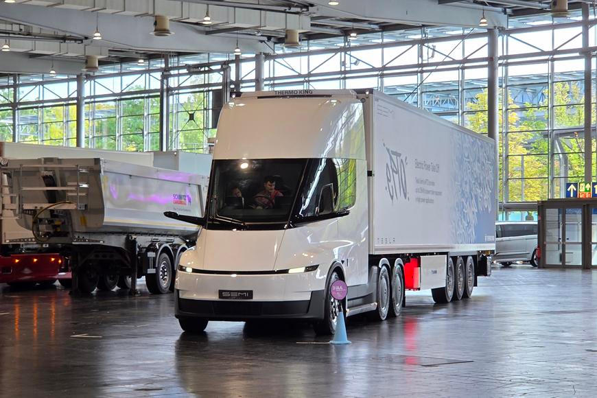 Muskův direkt evropské konkurenci? Tesla má bateriový tahač, působí trochu ošizeně