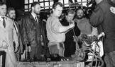 Václav Havel během své návštěvy sklárny Moser 10. března 1990.