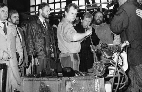 Václav Havel během své návštěvy sklárny Moser 10. března 1990.