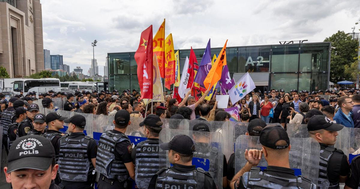 Turecké úřady o víkendu zatýkaly členy LGBT+ komunity. Akce vyvolala protesty 