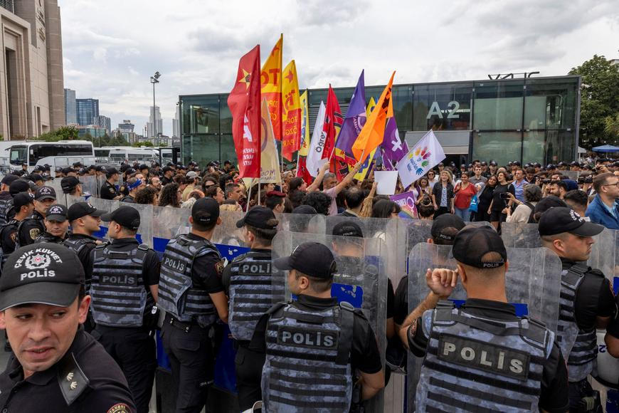 Turecké úřady o víkendu zatýkaly členy LGBT+ komunity. Akce vyvolala protesty