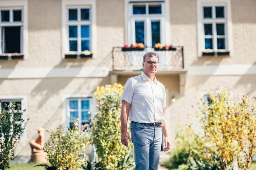„Taťko, nekoupíme zámek?“ Místo chalupy si koupili ruinu s propadlou střechou a vytlučenými okny