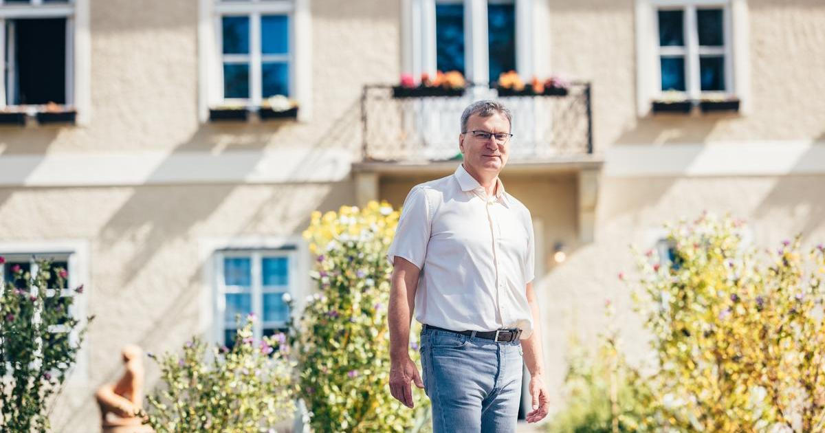 Začalo to mailem od syna. Místo chalupy koupili zámek za cenu ojetého auta