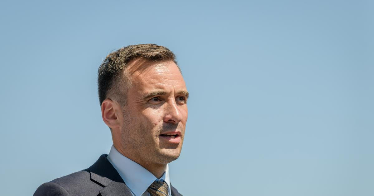 „Jestřábi a váleční štváči.“ Zpívající politik varuje Evropu před miliony uprchlíků