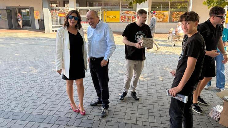 Motoristická kandidátka na primátorku Klára Sovová během kampaně na pražském Barrandově.