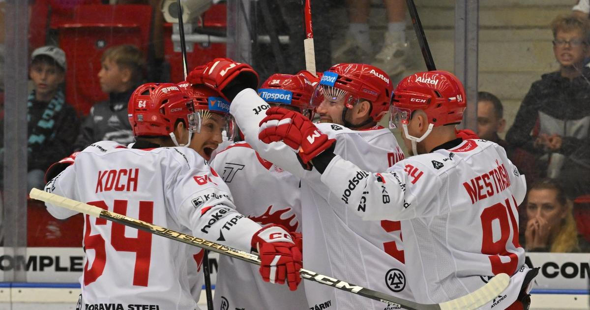 Kuriózní start hokejové extraligy. Rozhodl gól obránce v čase 2:37