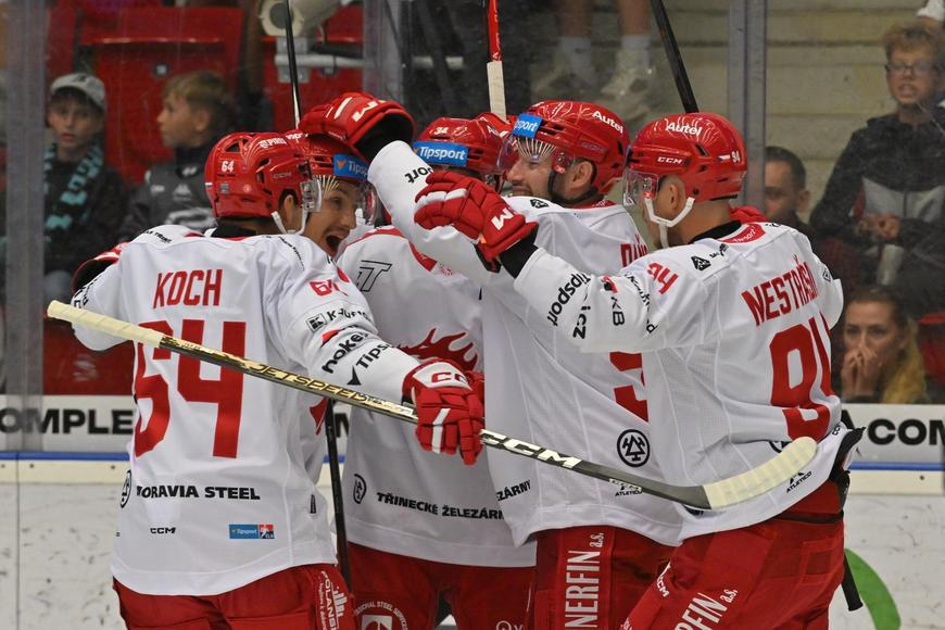 Kuriózní start hokejové extraligy. Rozhodl gól obránce v čase 2:37