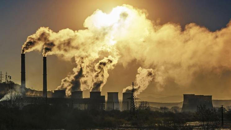 Emise skleníkových plynů, kouř, komíny, klimatické změny, ilustrační foto