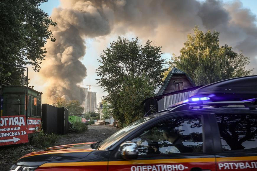Ruské drony v noci zapálily sklad v Kyjevě, oběti zatím nejsou hlášeny