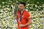 Diogo Jota v dresu Portugalska s trofejí pro vítěze Ligy národů