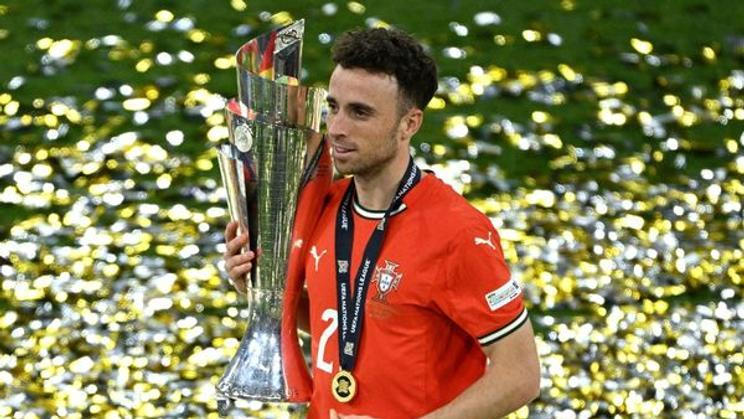 Diogo Jota v dresu Portugalska s trofejí pro vítěze Ligy národů