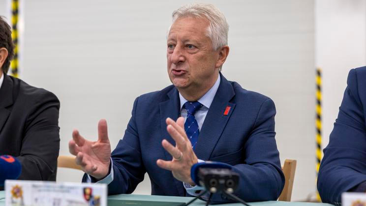 Jaromír Zůna, ministr obrany, politik