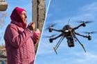 Ukrajinská babička zneškodnila ruský dron řízený optickým vláknem, ilustrační koláž.