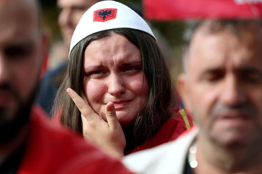 Pláč i pískot v ulicích. Kosovany rozlítil vysoký trest Thaçimu za válečné zločiny