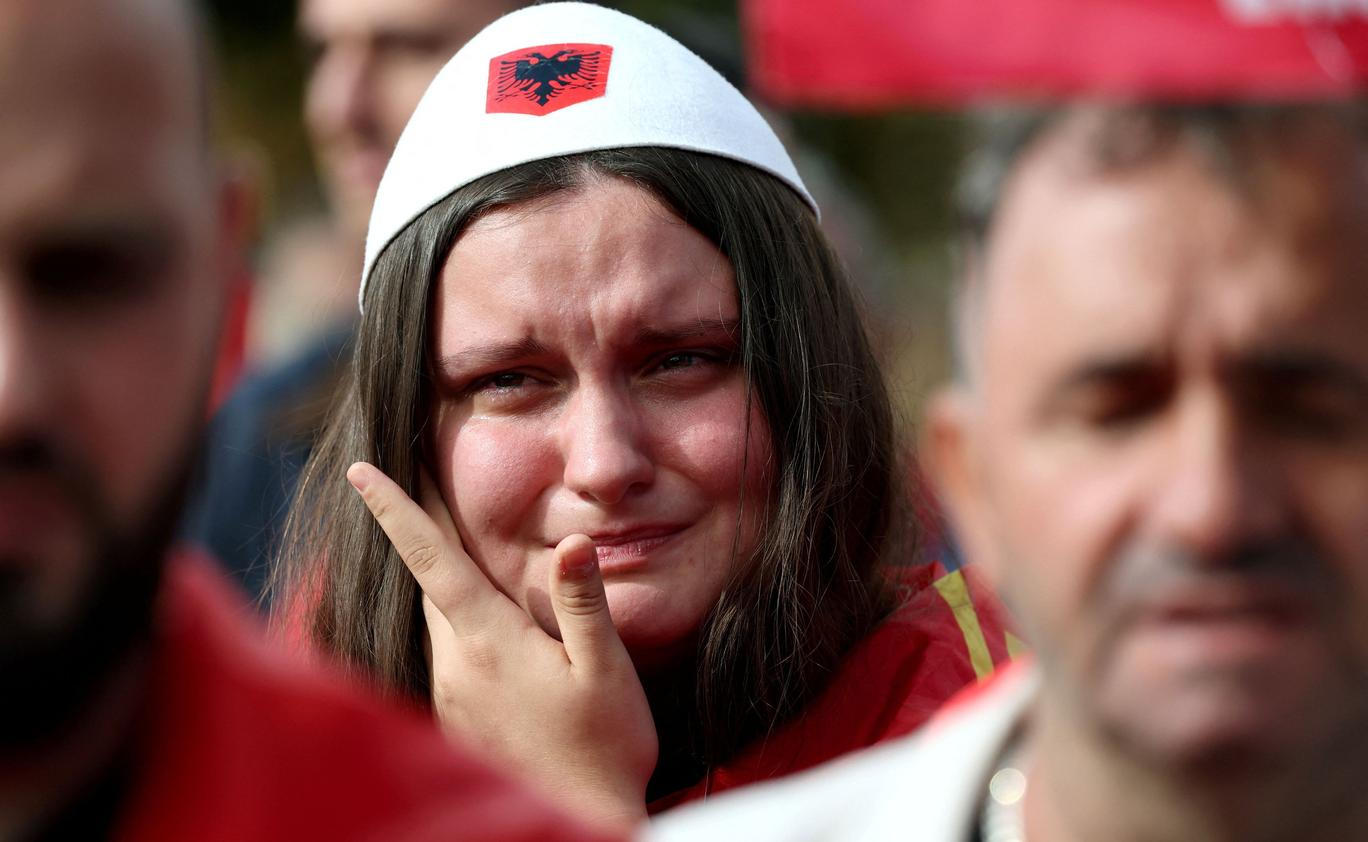 Stoupenec bývalého kosovského prezidenta Hashima Thaçiho reaguje poté, co byl kosovským tribunálem pro válečné zločiny uznán vinným z válečných zločinů. Haag, Nizozemsko, 16. září 2026.