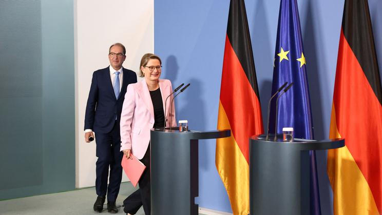 German Interior Minister Alexander Dobrindt and German Justice Minister Stefanie Hubig present measures for better protection against "Islamist terrorism\