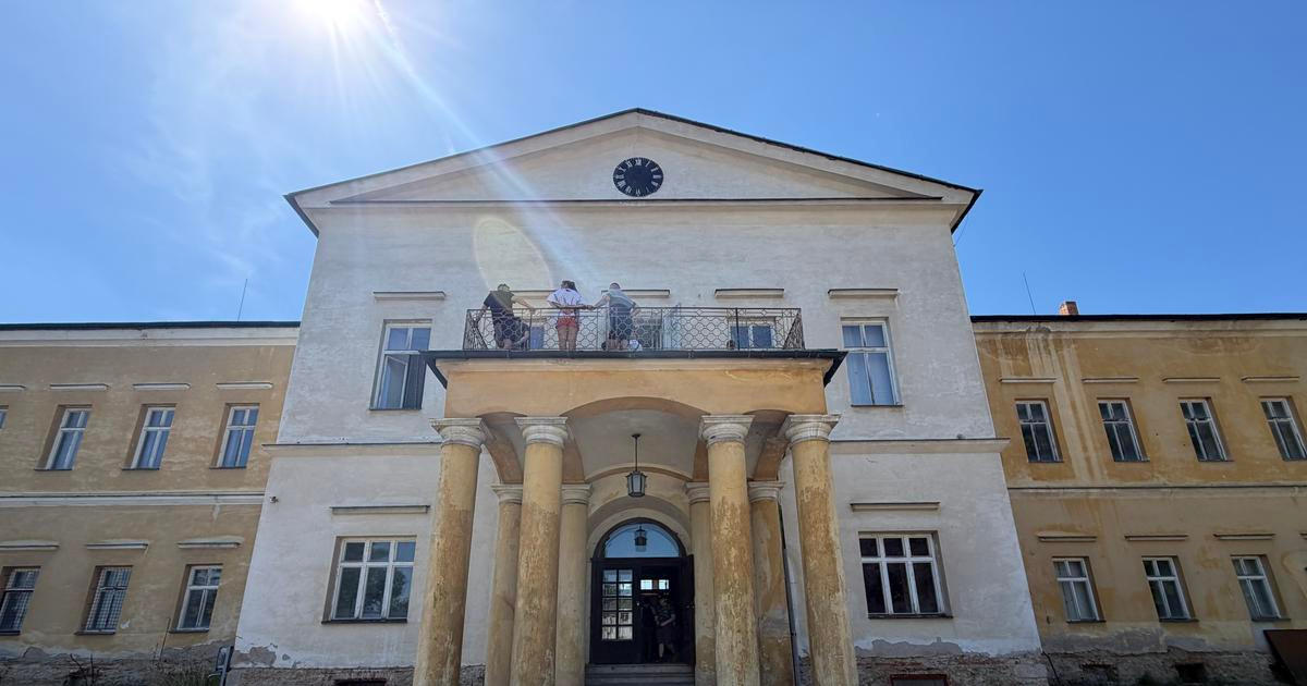 V zámku, odkud vyjel Heydrich na svou poslední cestu. Žil tu majitel Tatry 77a a Klimtova slavná Adele
