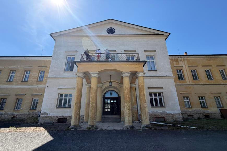 V zámku, odkud vyjel Heydrich na svou poslední cestu. Žil tu majitel Tatry 77a a Klimtova slavná Adele