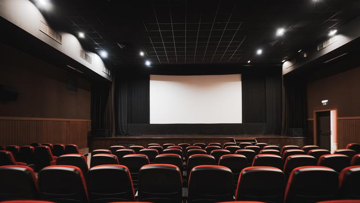 Empty,Cinema,Auditorium,With,Rows,Of,Red,And,Black,Seats