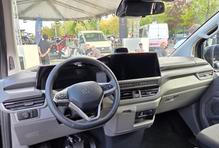 Přitom na první pohled byste nepoznali, že jde o upravenou Caravellu, třeba palubní deska je úplně stejná. Toto konkrétní auto má mimo jiné příplatkovou 13palcovou navigaci.