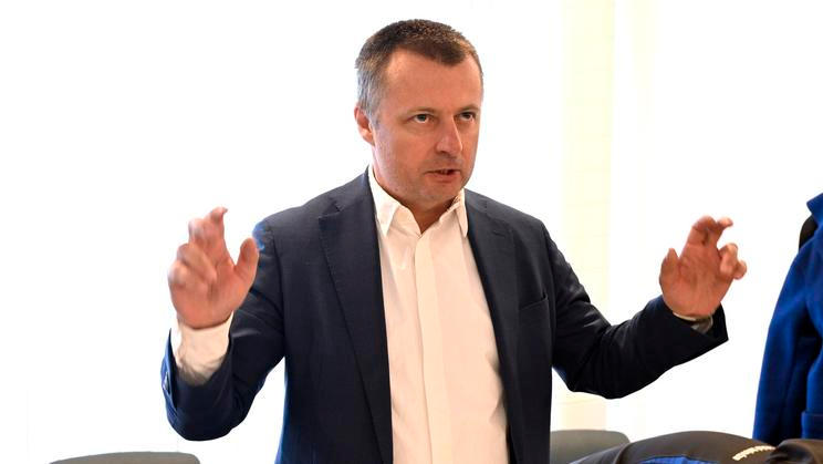 Karel Novák, předseda, Rada České televize (ČT), gesto
