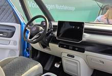 Na první pohled příliš změn nečekejte, palubní deska je úplně stejná, ačkoliv softwarově dostalo auto kempovací režim pro udržování vnitřní teploty.