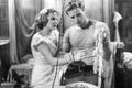 Stellu (Kim Hunterová) její impulzivní muž (Marlon Brando) natolik fyzicky přitahuje, že je mu ochotna cokoli odpustit. I kvůli jejich vztahu založeném pouze na sexuálním jiskření cenzoři věřícím doporučili, aby na film Tramvaj do stanice Touha nechodili.