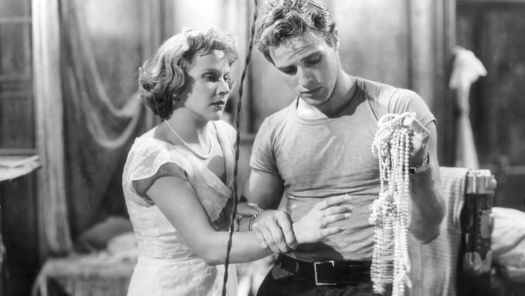 Stellu (Kim Hunterová) její impulzivní muž (Marlon Brando) natolik fyzicky přitahuje, že je mu ochotna cokoli odpustit. I kvůli jejich vztahu založeném pouze na sexuálním jiskření cenzoři věřícím doporučili, aby na film Tramvaj do stanice Touha nechodili.