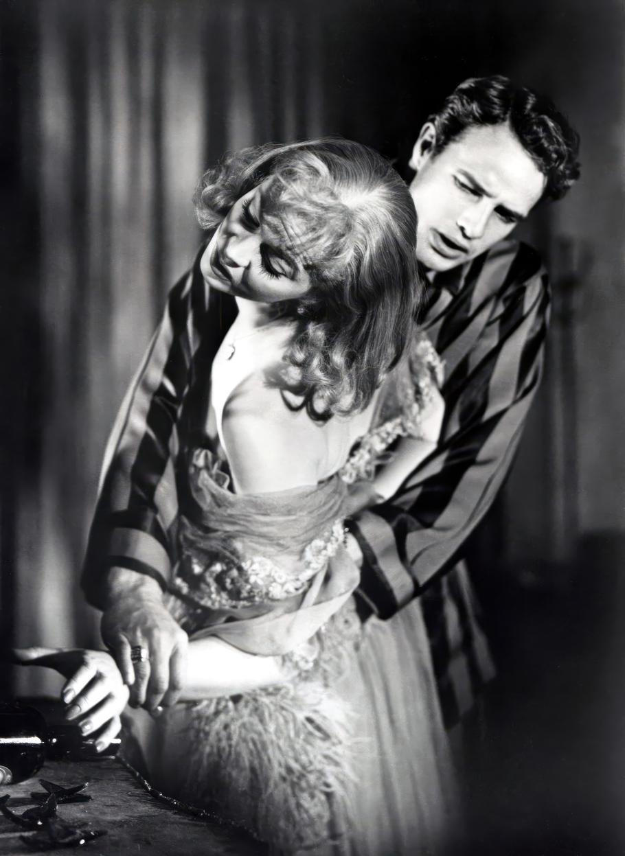 Scéna, v níž Stanley (Marlon Brando) znásilní Blanche (Vivien Leighová), je natočena jen v náznaku.