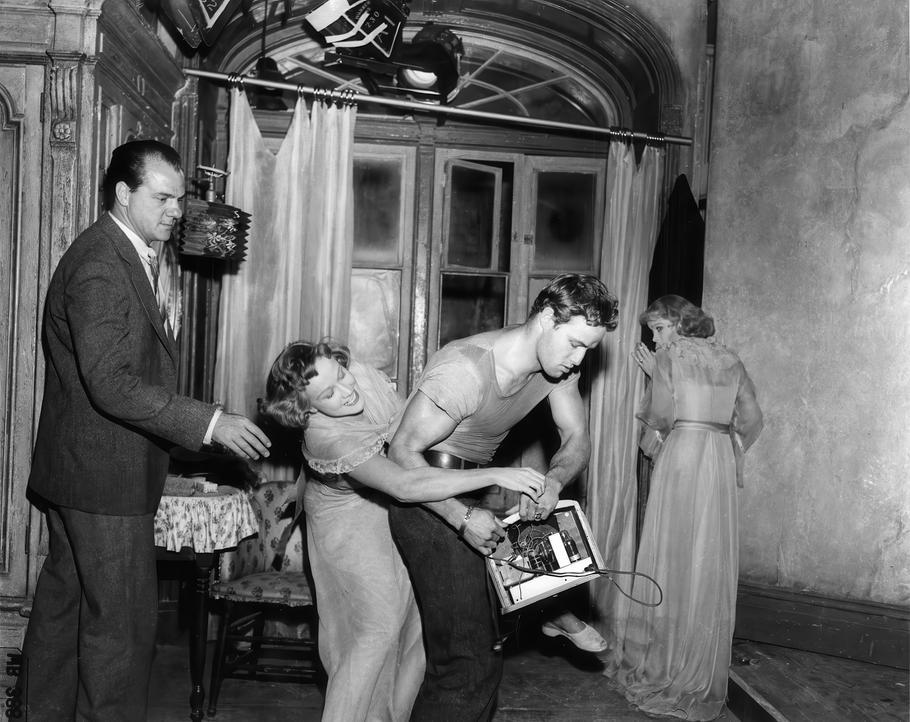 K výbuchu domácího násilí stačí jen nahlas puštěné rádio (zleva Karl Malden, Kim Hunterová, Marlon Brando a Vivien Leighová).