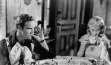Neomalený Stanley (Marlon Brando) pohrdá upjatě způsobným chováním Blanche (Vivien Leighová).
