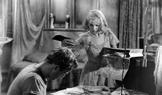 Zhýčkaná učitelka Blanche v podání Vivien Leighové považuje manžela své sestry Stanleyho (Marlon Brando) za pozůstatek z doby kamenné.