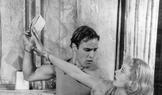 Stanley (Marlon Brando) sebere Blanche (Vivien Leighová) milostné dopisy s básněmi, které psal její zesnulý manžel.