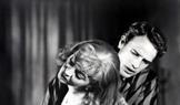 Scéna, v níž Stanley (Marlon Brando) znásilní Blanche (Vivien Leighová), je natočena jen v náznaku.