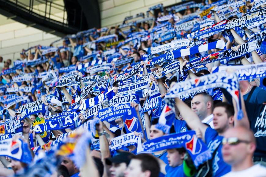Fanoušci Baníku hrozili chlapci kvůli šále zbitím. Staršímu hrozí až 10 let