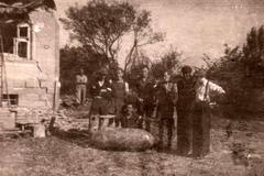 Jaroslav Ermis (roztahující ruce nad bombou), Ostrava-Zábřeh, Sasínovec, 1944.